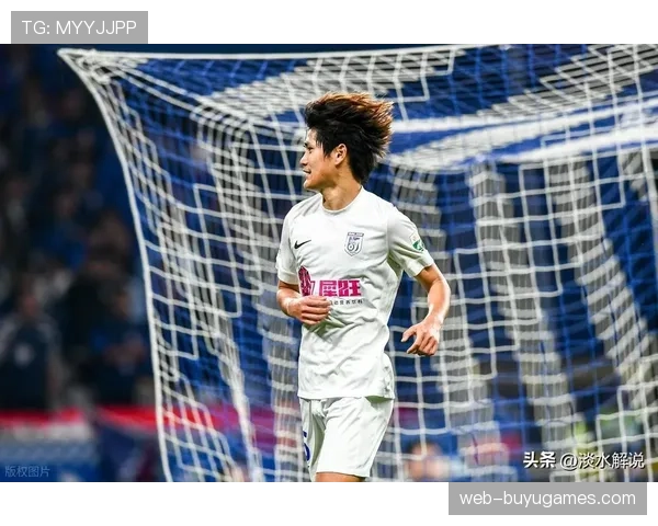 【2026年4月中超联赛·赛中·特写特写：雨战之中，皮球在湿滑的肋部区域连续反弹引发混战进球